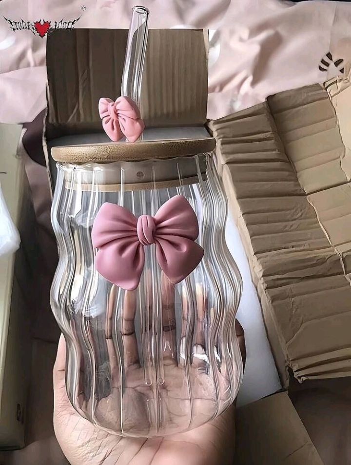KAYYY - Wavy Glass Tumbler with Bamboo Lid & Straw