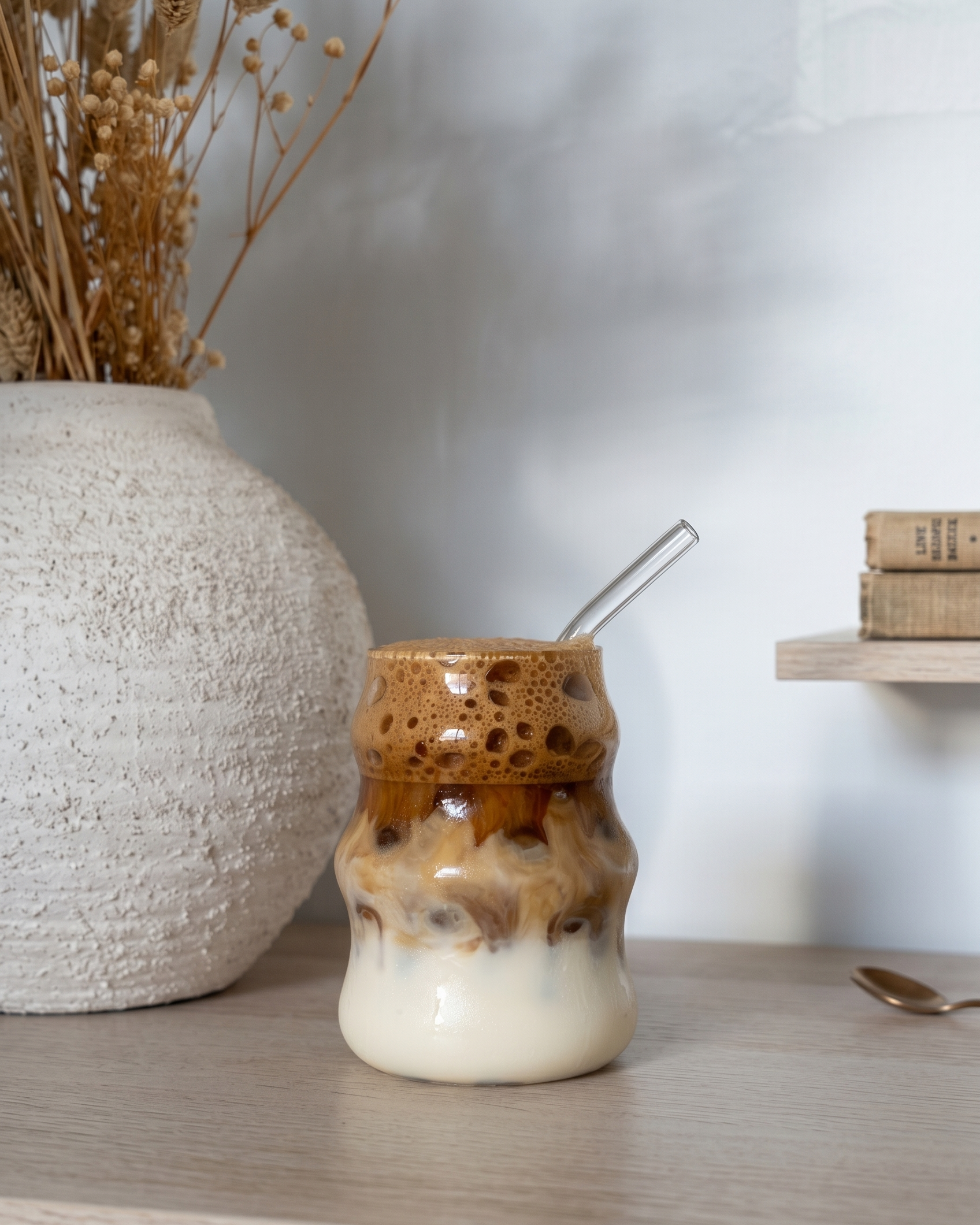 KAYYY - Wavy Glass Tumbler with Bamboo Lid & Straw