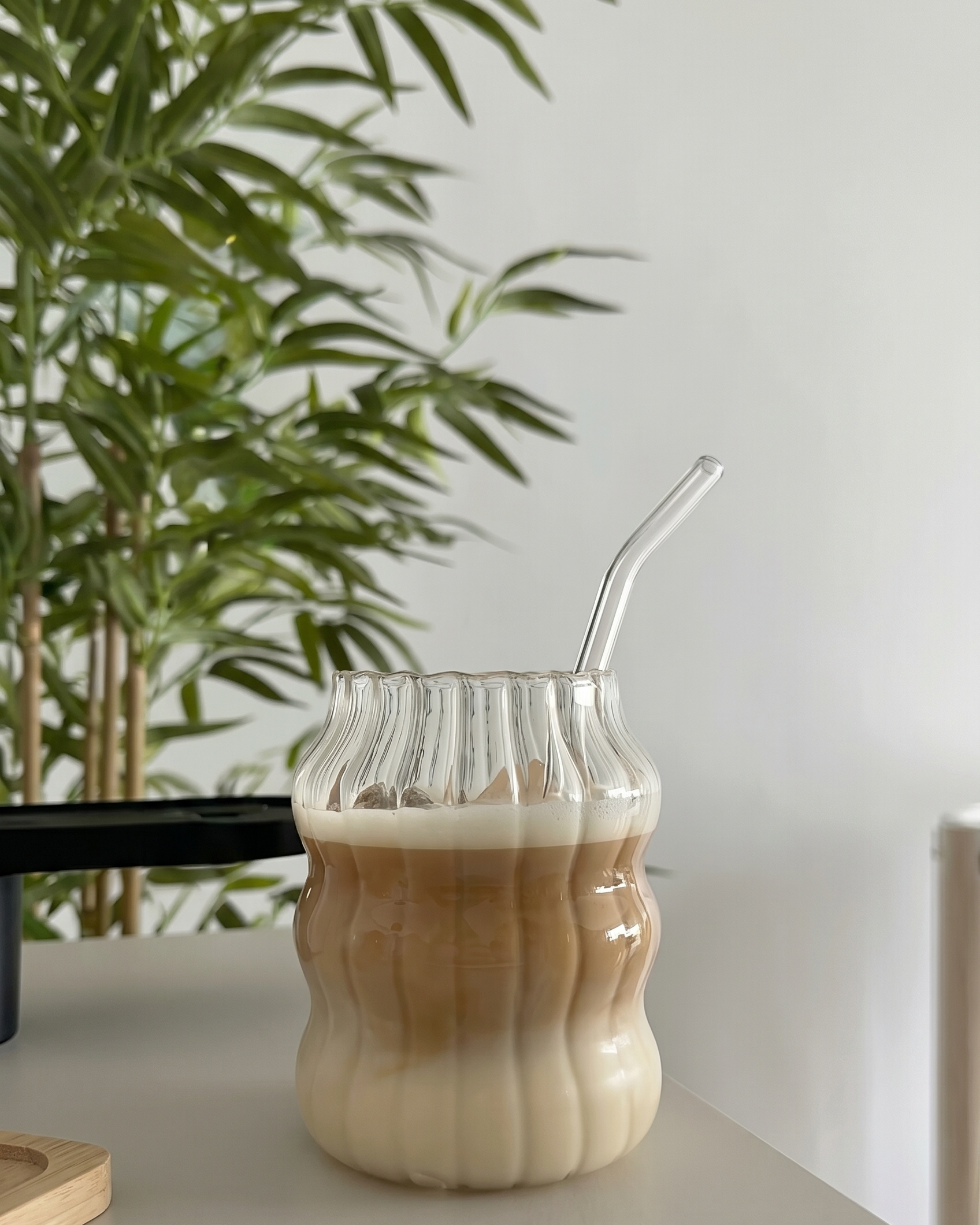KAYYY - Wavy Glass Tumbler with Bamboo Lid & Straw