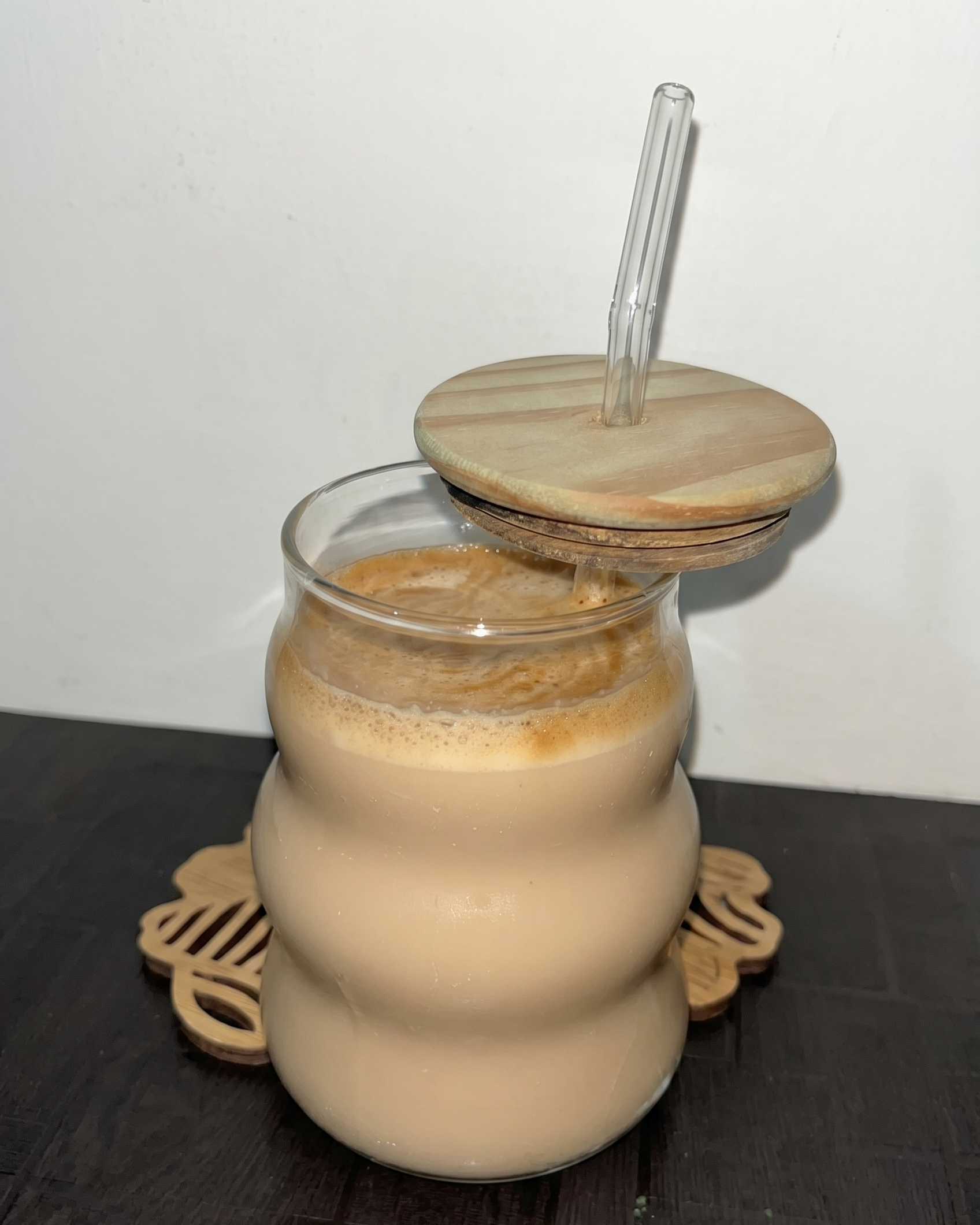 KAYYY - Wavy Glass Tumbler with Bamboo Lid & Straw